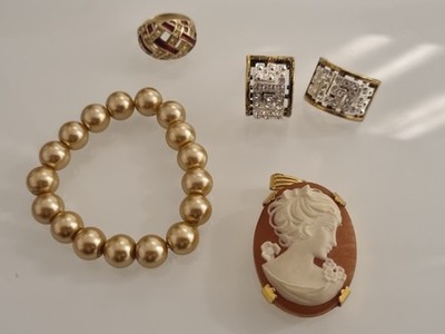 Schmuck-Konvolut 5-tlg. Cameo Brosche, Perlenarmband & Besatz-Schmuck  Gold-Look