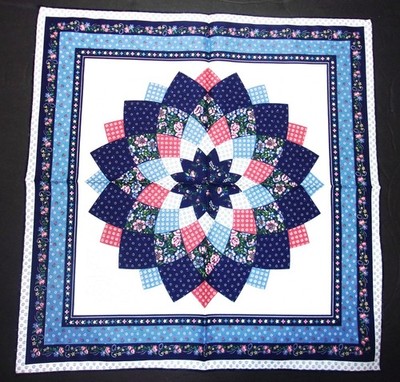 Set of 4 Vintage Styled Handmade Fabric Cloth Napkins with Printed Quilt Pattern