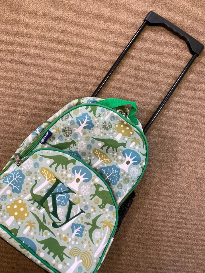 Wildkin 儿童滚动行李箱恐龙绿色行李箱书包随身携带 — 第 2/4 张图片