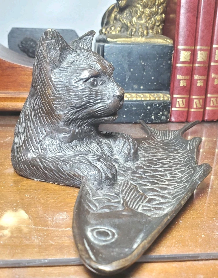 Bandeja de metal con acabado de bronce para gato sosteniendo un pez soporte para bolígrafo de escritorio de 8" x 3" de alto Foto 2 de 4