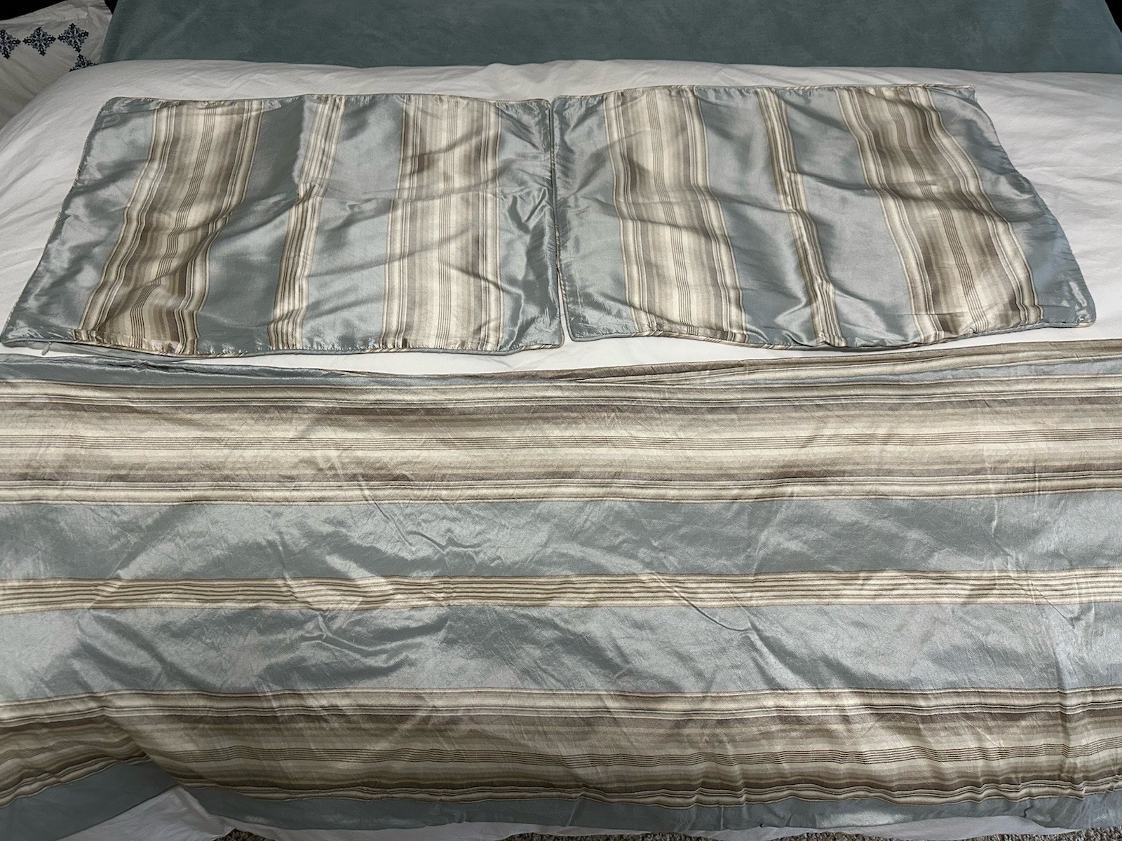 Pottery Barn queen duvet cover set with matching shams