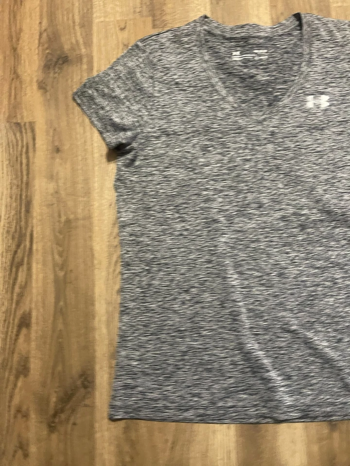 Camisa Under Armour, Feminina Tamanho Médio, Cinza, Decote V, Manga Curta, Heatgear - Imagem 3 de 4