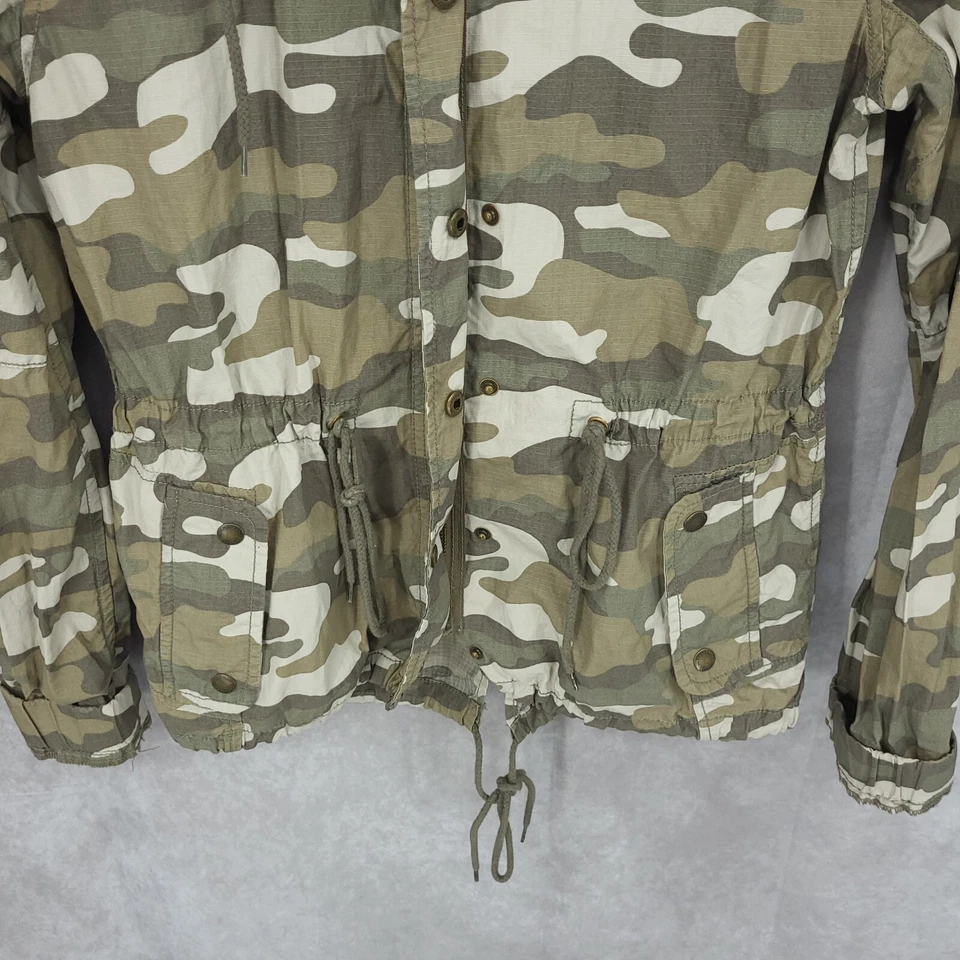 Chaqueta cortavientos American Eagle para mujer mediana camuflada ligera con capucha Foto 2 de 4