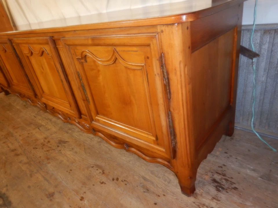 Enorme aparador de campo francés de nogal de 10' de largo  Foto 3 de 4