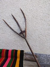 Grande forchetta da fieno in legno bulgara vintage, strumento contadino agricolo, decorazione rustica