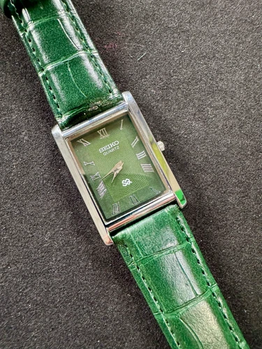 GREEN Vintage Seiko Slim Quartz men's Wrist Watch - (FREE SHIPPING)