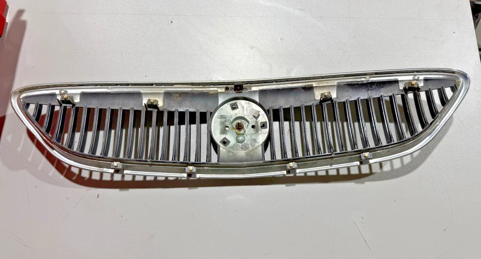 Mercury Sable 2004 cromo parrilla delantera montaje carcasa p/n 4F43-8200-aa usado OEM Foto 3 de 4
