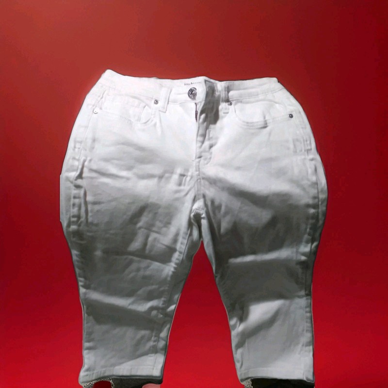 Style&co.Denim Women's Size 4 White Denim Embellished Capri Jeans With Star Stud