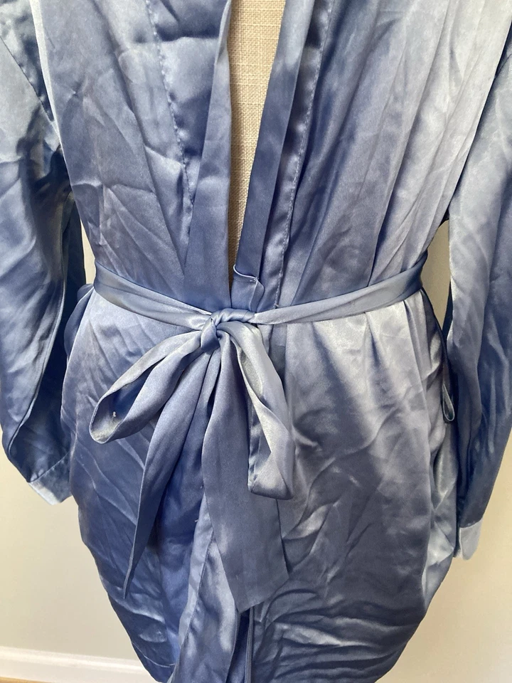 Bata de satén azul claro Victoria’s Secret talla única Foto 3 de 4