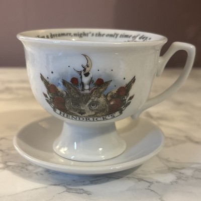 Hendricks Gin Werbetasse und Untertasse, Eulenmuster & Zeitungen musikalisches Zitat