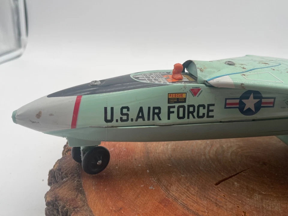 De colección Nomura Fuerza Aérea de los Estados Unidos F-111A USAF Litografía de Estaño a Batería Jet-2561.24 Foto 3 de 4