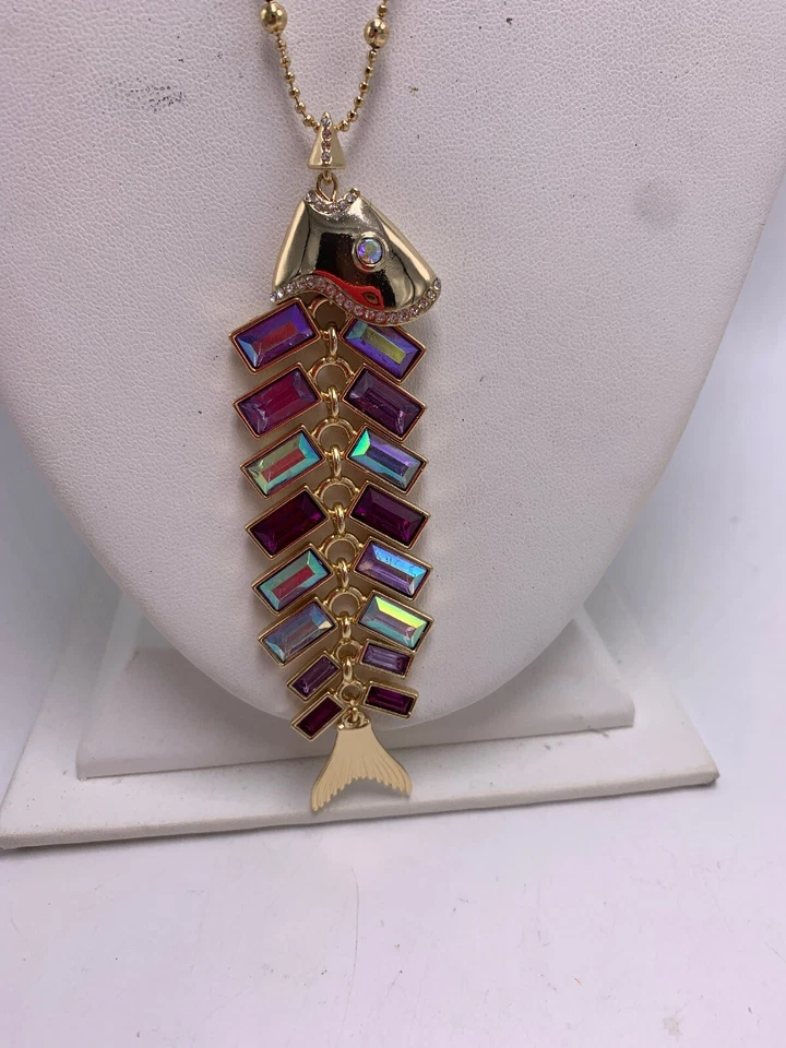 COLAR PINGENTE ESPINHA DE PEIXE GLITTER RECIFE BETSEY JOHNSON US$ 68 EM TONS DE ROSA A30h - Imagem 2 de 4