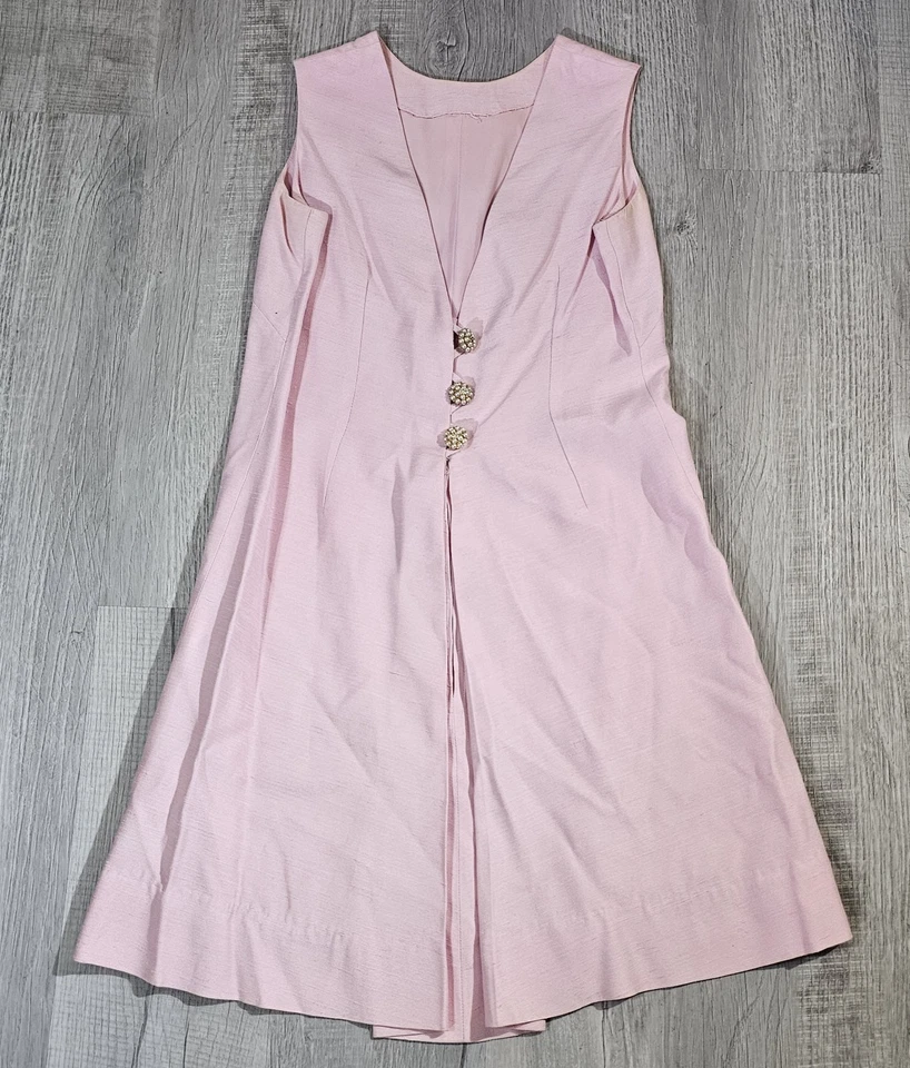 Conjunto de vestido y abrigo sin mangas de colección años 60 botones decorativos utilería de teatro Foto 2 de 4