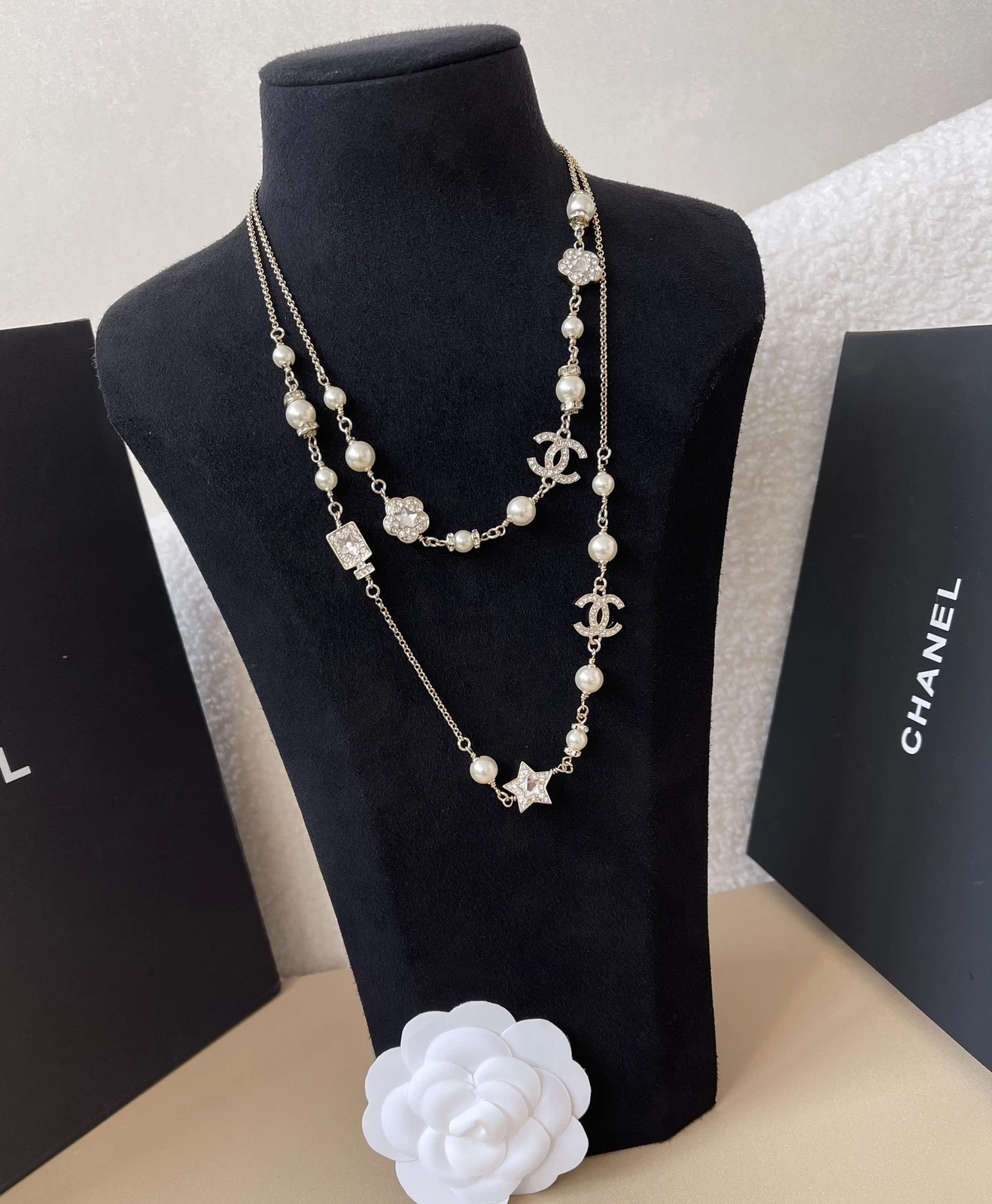 Collana di perle CHANEL oro chiaro ferramenta perle forma stella cristallo intarsiato CCS