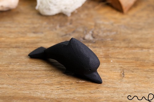 Lindo pequeño adorno de madera pequeño delfín negro tallado a mano hecho a mano - Imagen 8 de 8