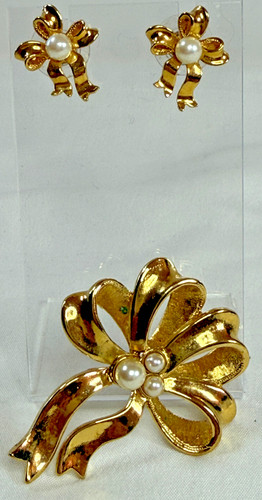 vtg Avon Faux Pearl Gold Tone Bow Brooch & Matching Avon Stud Earring Set