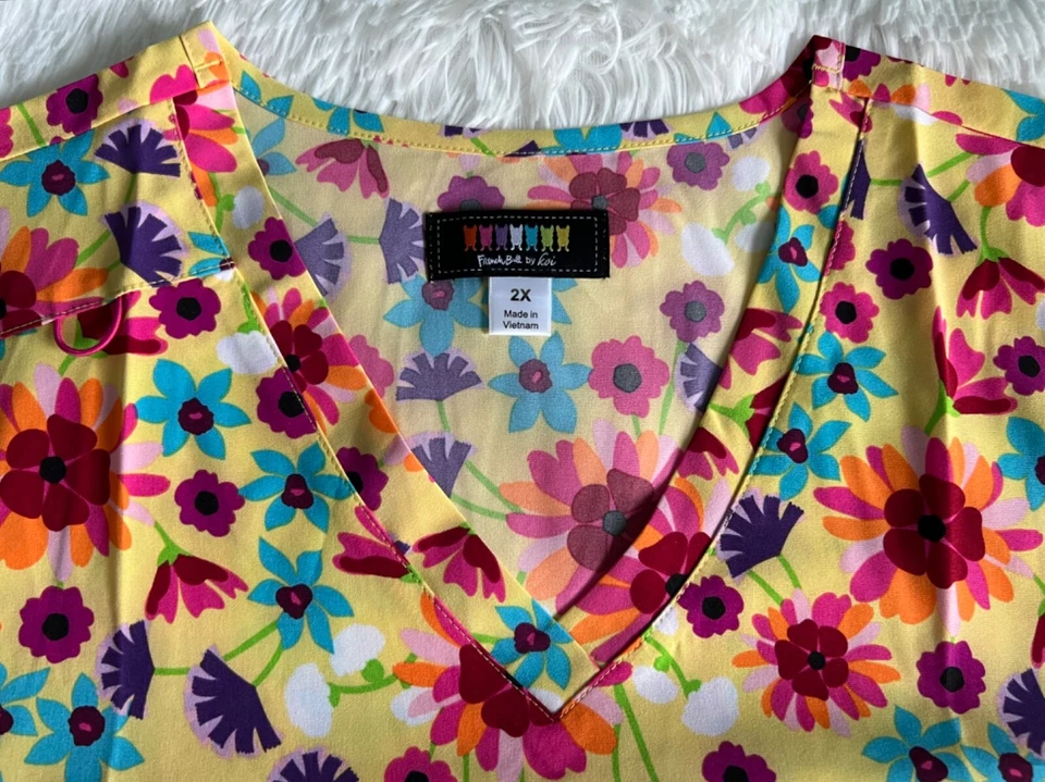 Koi French Bull Scrub Top Women’s 2X Yellow Lulu Gerbera’s Daisy Nursing Medical - Image 3 of 4