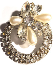 VINTAGE STUNNING SILVER TONE CLEAR CRYSTAL FAUX PEARL WREATH PIN BROOCH