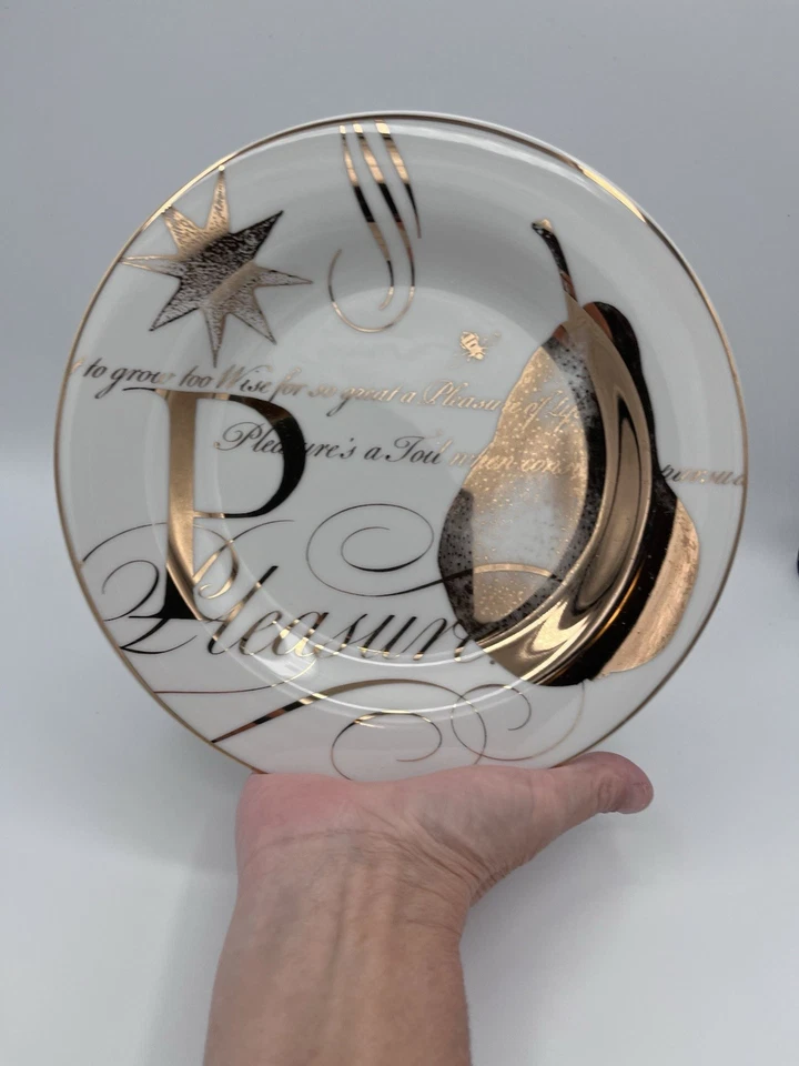 Platos de postre/ensalada Pottery Barn blancos con risa de cerámica dorada Foto 3 de 4