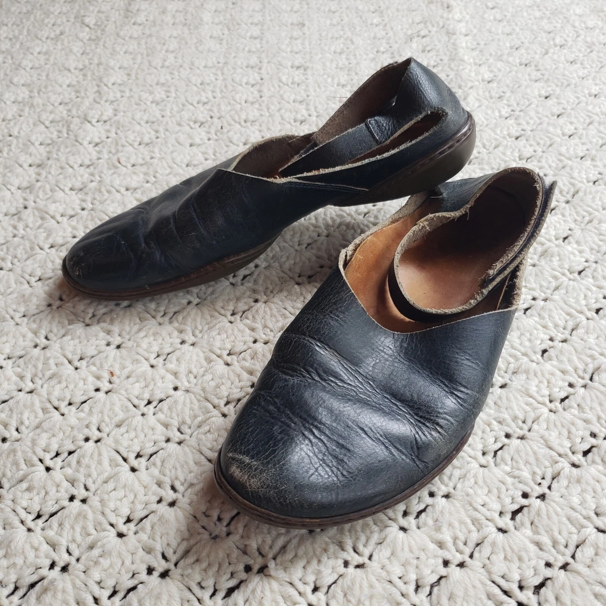 Flat leather shop pumps