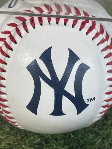 New York Yankees Rawlings 2006 Souvenir baseball collectible ball with show case - Picture 2 of 7