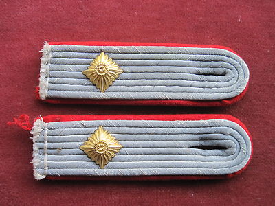 Paar Schulterstücke f.e.Oberleutnant der Artillerie  f.d.Uniform