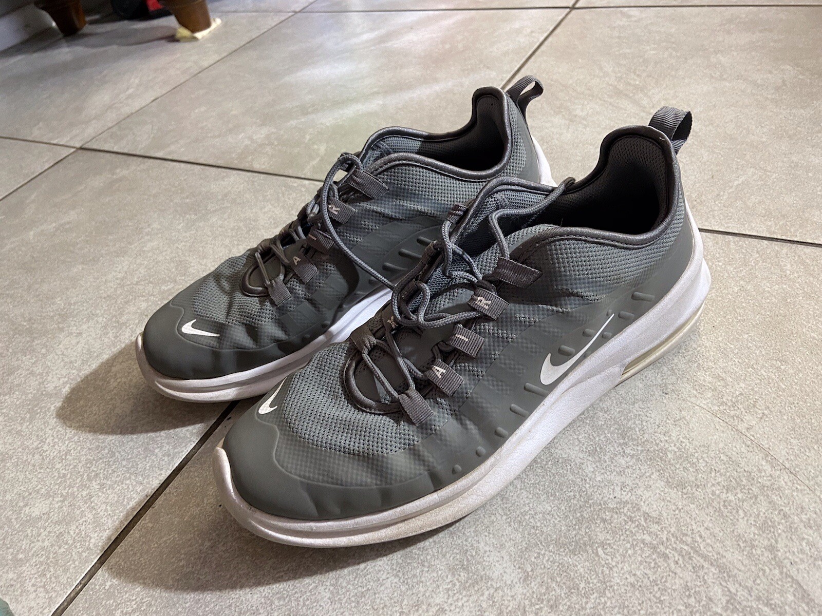 grey nike air max axis