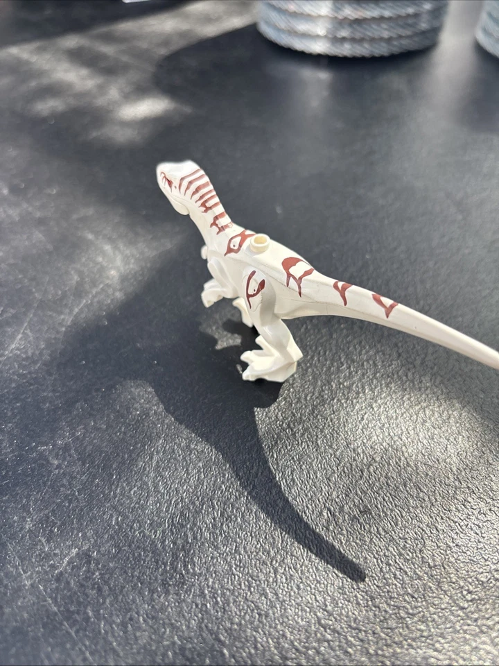 LEGO White Atrociraptor Dinosaur Minifig Jurassic World from 76945 Atrocira02 - Image 2 of 4