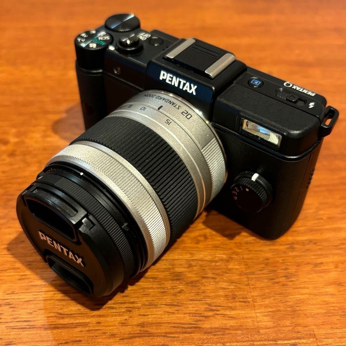 PENTAX Qシリーズ 02レンズ レンズガード付き PENTAX Q Mirrorless Camera with 02 Zoom Lens Kit Black w/lens