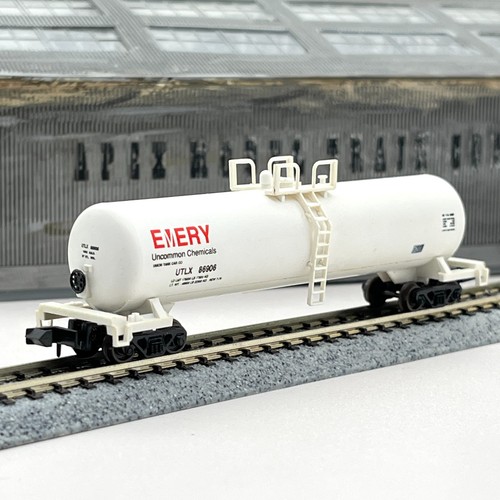Coche cisterna moderno Roundhouse escala N 8454 Emery 50 ft UTLX 86906 | Zustand: Used
