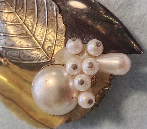 Vintage Unsigned Brooch Goldtone Faux Pearl And Shell 2.6x2.2 Inches - Picture 3 of 5