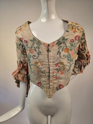 18TH C c 1760 S MULTI COLOR FLORAL SILK BODICE W RUFFLE CUFFS + LACING FRONT