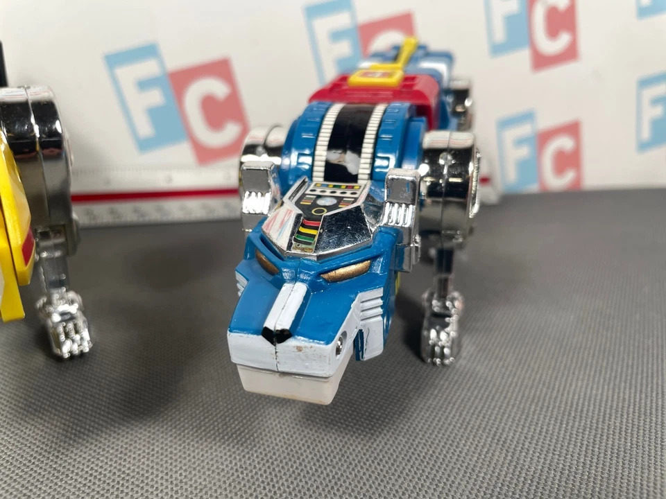 VOLTRON Trendmasters 1997 Diecast BLUE LION YELLOW LION Figures Lot - Image 4 of 4