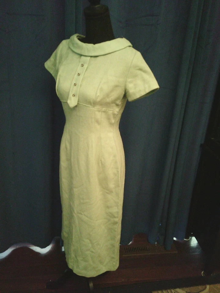 Vestido de lana azul verdoso pálido usado propiedad de Marilyn Monroe amigo Sydney Guilaroff Foto 3 de 4