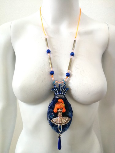 Blumarine Little Doll Jewelry Necklace Pendant Princess Pearl Amulet Crown Jewel - Picture 10 of 24