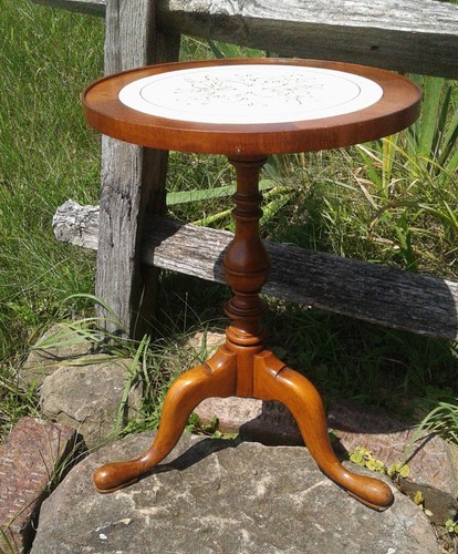 Vintage Maple Hekman Table Stand with Inlaid Tile Top and Cabriolet Legs - Picture 9 of 24