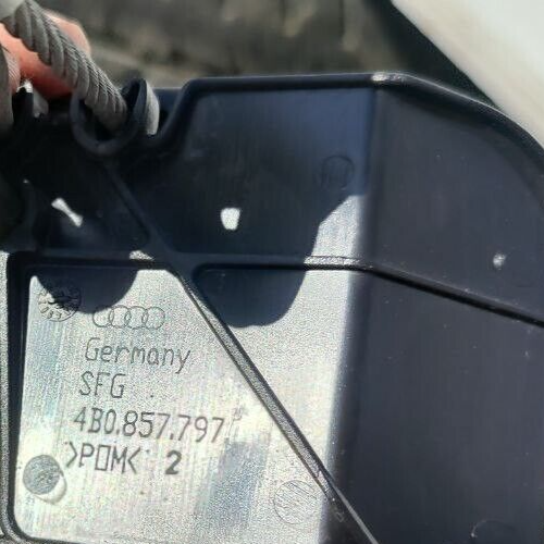 Audi A6 C5 rear seatbelt buckle 4B0857797 - Foto 2 di 5