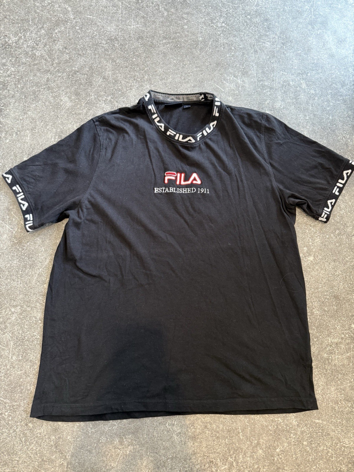 T shirt Fila nera da uomo vintage con logo Fila intorno al collo Large