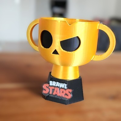 3D-gedruckter Pokal inspiriert von Brawl Stars   Gold & Schwarz auf Sockel