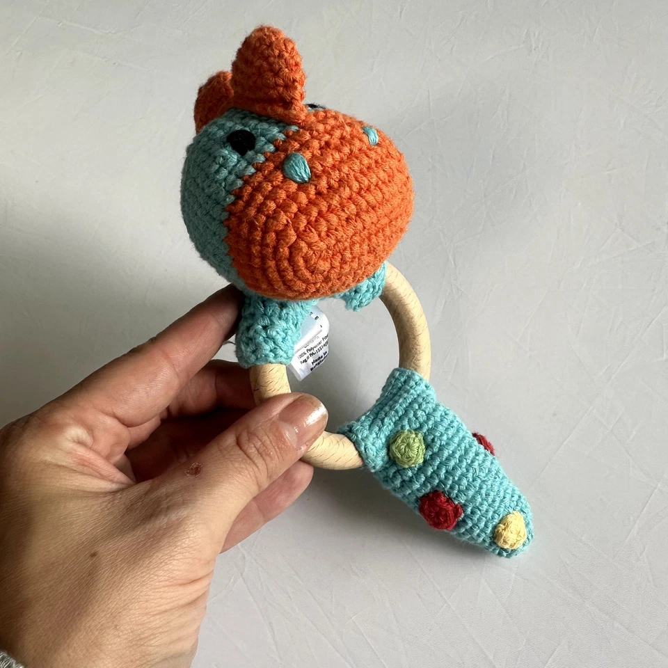 Anillo de dentición de madera de dinosaurio turquesa tejido a mano con sonajero Foto 2 de 4