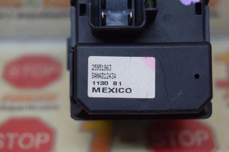Chevrolet Traverse 2009-2017 lado del conductor maestro interruptor de ventana de puerta eléctrica OEM Foto 4 de 4