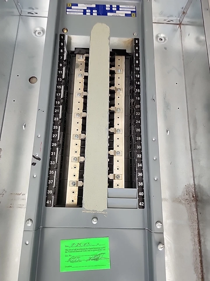 PANEL CUADRADO D 208Y/120V PRINCIPAL TRIFÁSICO 4 HILOS CON TRIPAS Y RECINTO SIN PUERTA Foto 2 de 4