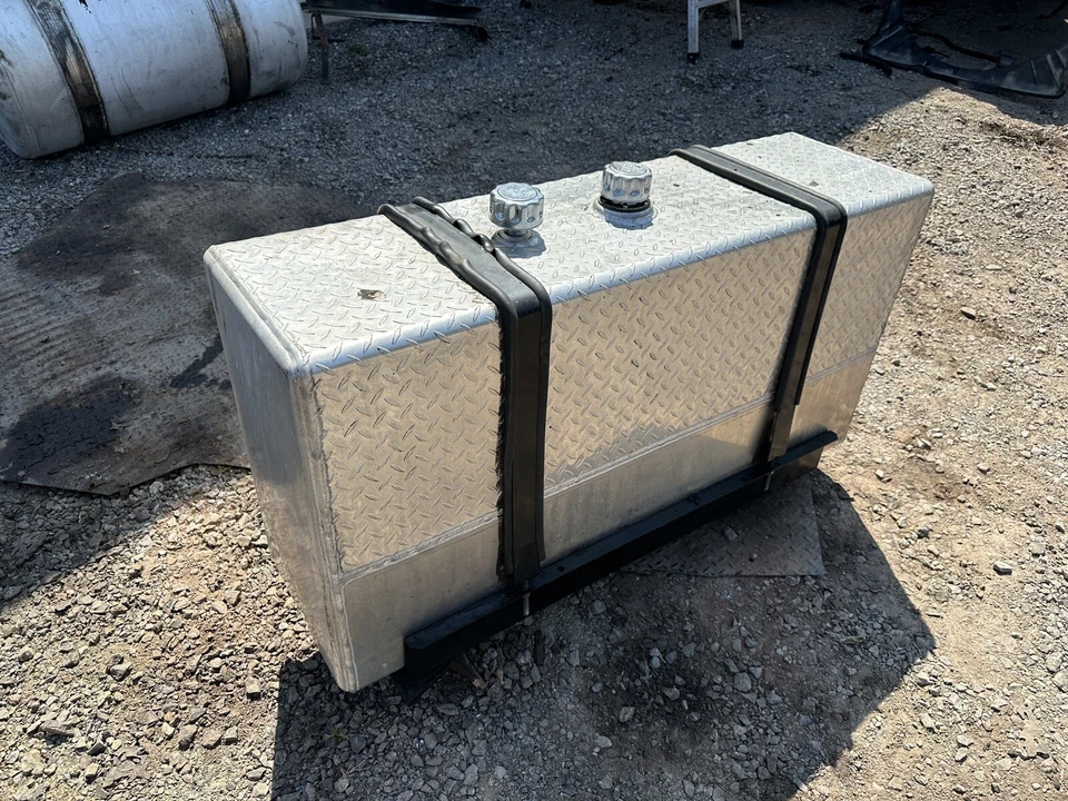 Replaces A4000 UNIVERSAL ALL 0 HYDRAULIC TANK 2447831 - Image 4 of 4