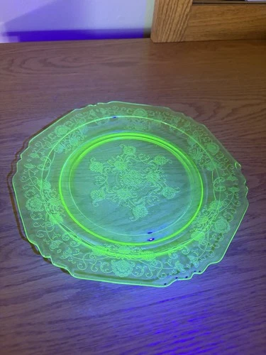 Vintage Anchor Hocking Uranium Glass Plate - Florentine Pattern