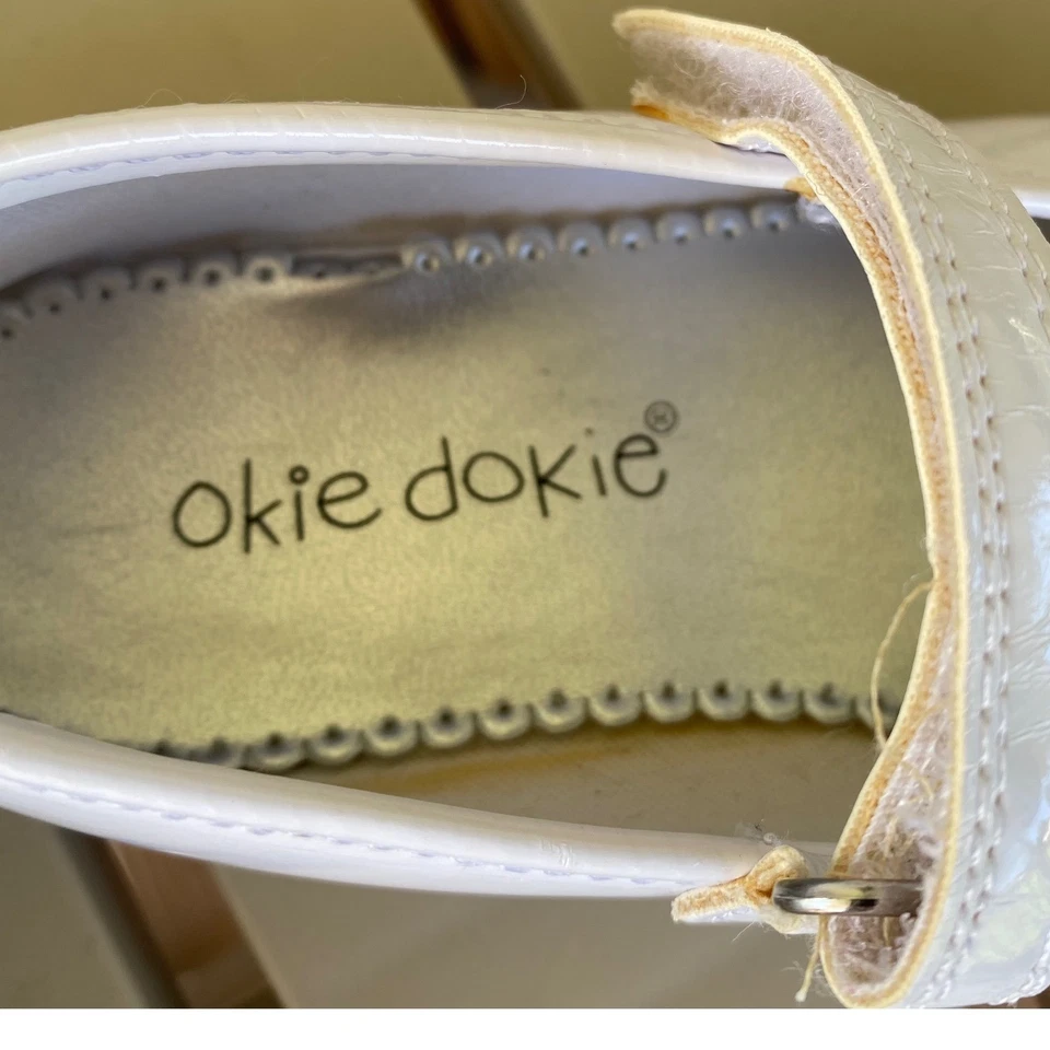 Okie Dokie 白色专利 Mary Jane 正装鞋蝴蝶结细节女孩 9M 码 — 第 2/4 张图片