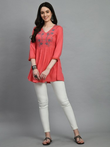 Indian Women BEAUTIFUL Peach Rayon Floral Embroidered Kurta Kurti New Top Tunic - Picture 4 of 8