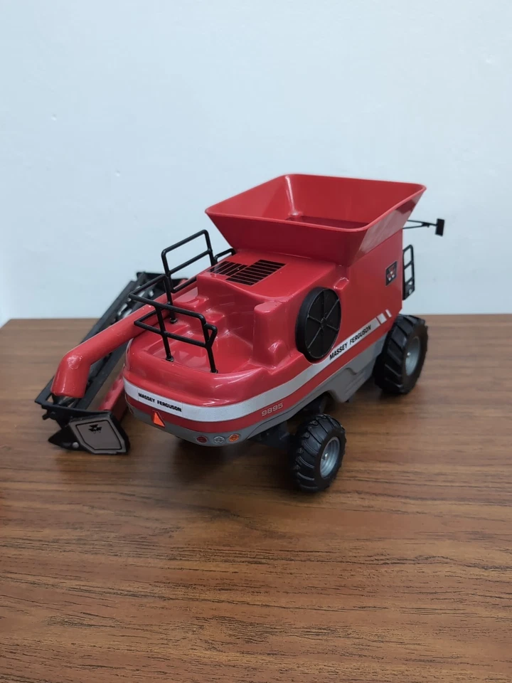 1/24 Massey Ferguson 9895 Combine W/Corn Head by Scale Models - Image 3 of 4