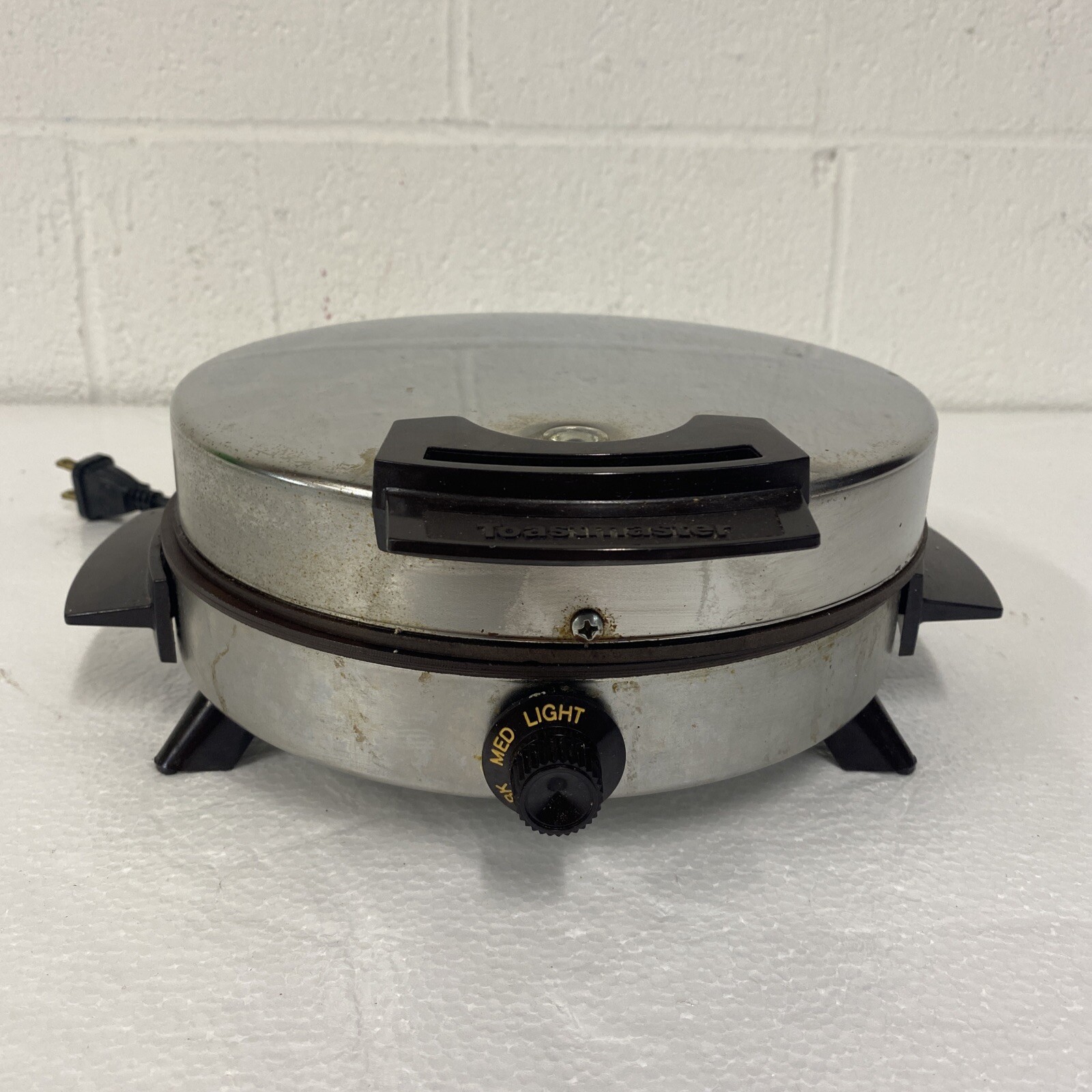 toastmaster waffle iron red light