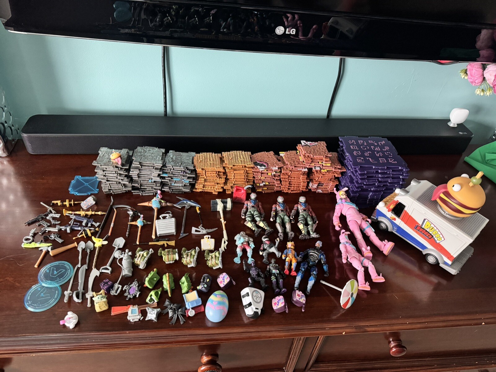Lot Of 200+ Fortnite Building Wall Material Pieces & Weapons & Action Figures