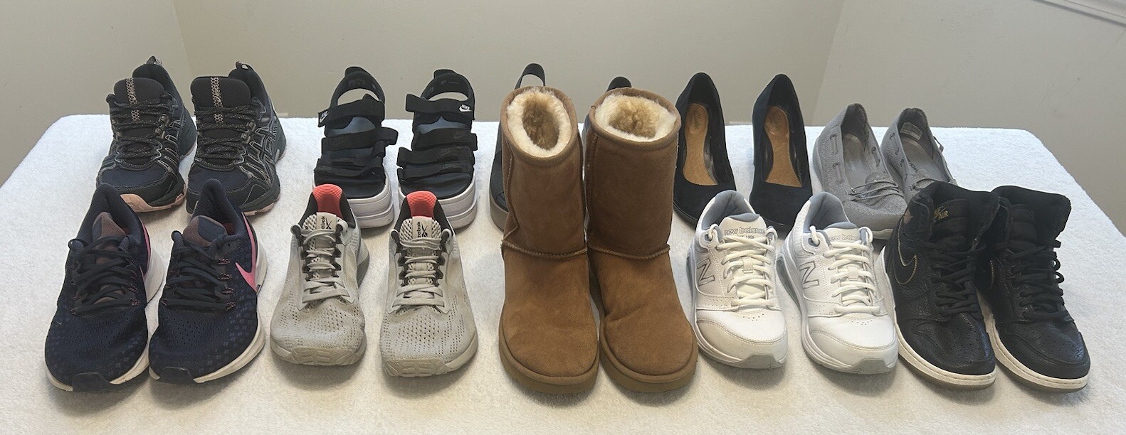 Lotto 10 paia scarpe donna taglie miste atletiche casual Nike Ugg Hoka Crocs Clarks